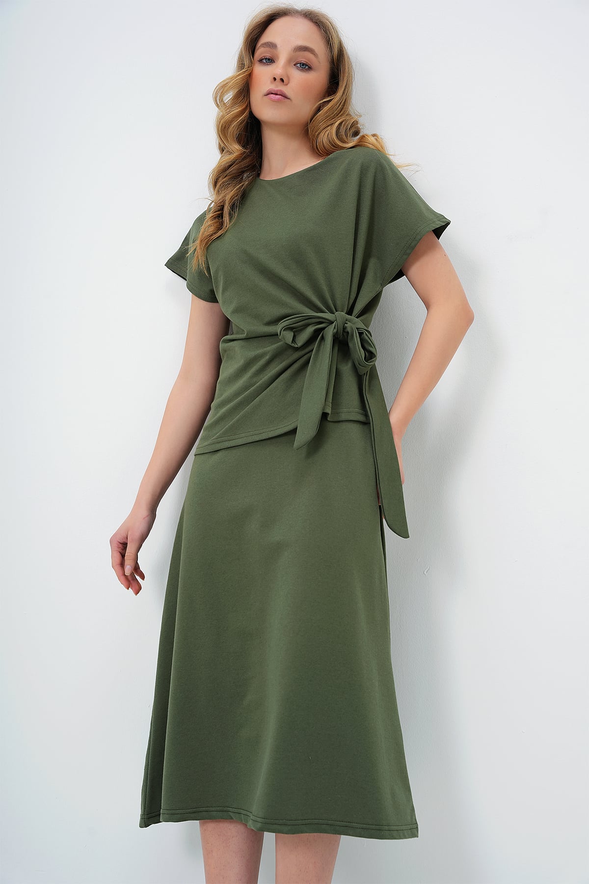 BİSİKLET YAKA DRAPE DETAYLI BLUZ VE KLOŞ ETEK TAKIM - HAKİ