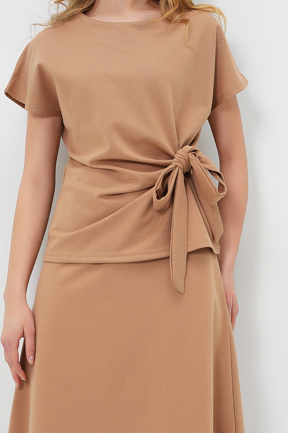 BİSİKLET YAKA DRAPE DETAYLI BLUZ VE KLOŞ ETEK TAKIM - CAMEL