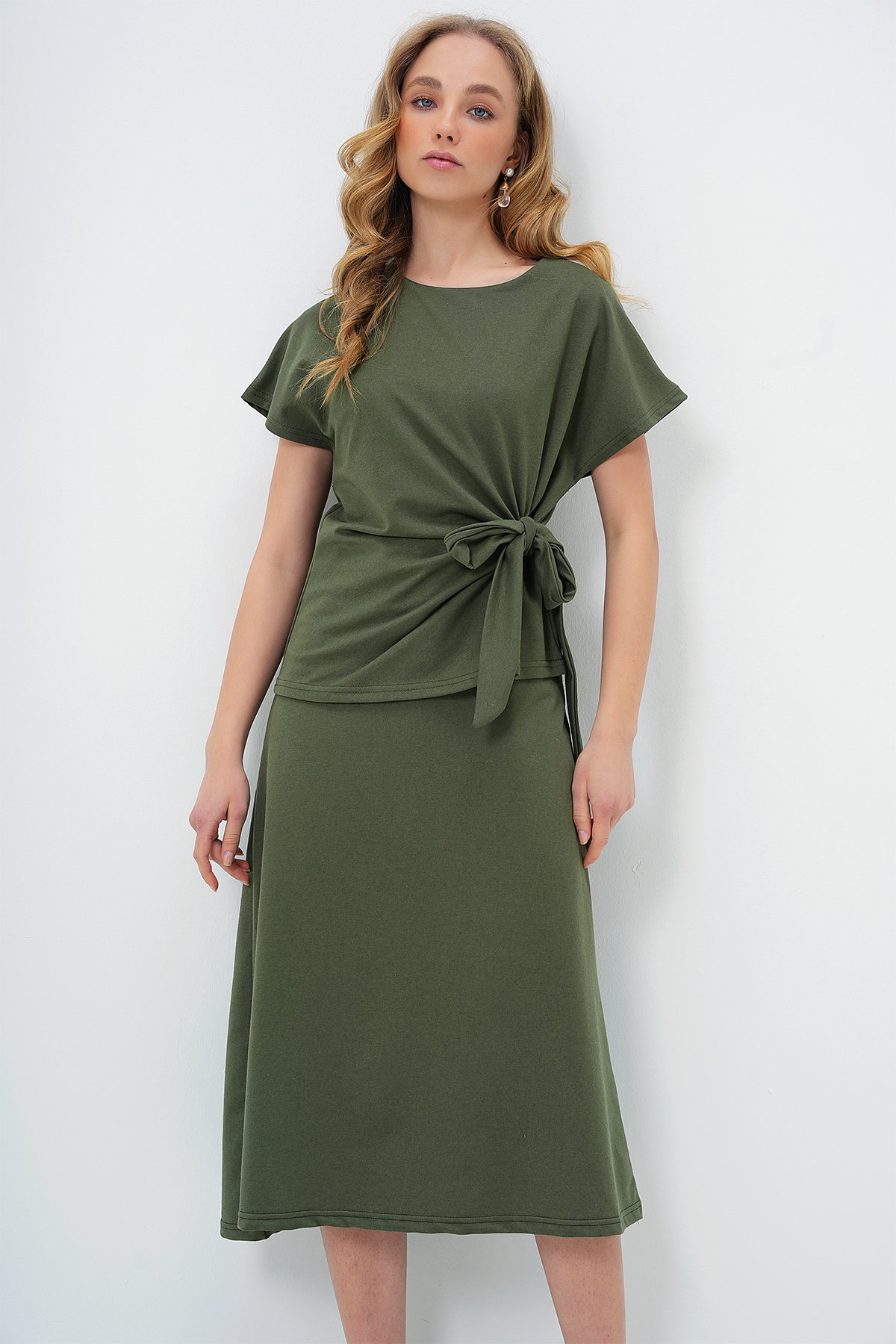 BİSİKLET YAKA DRAPE DETAYLI BLUZ VE KLOŞ ETEK TAKIM - HAKİ