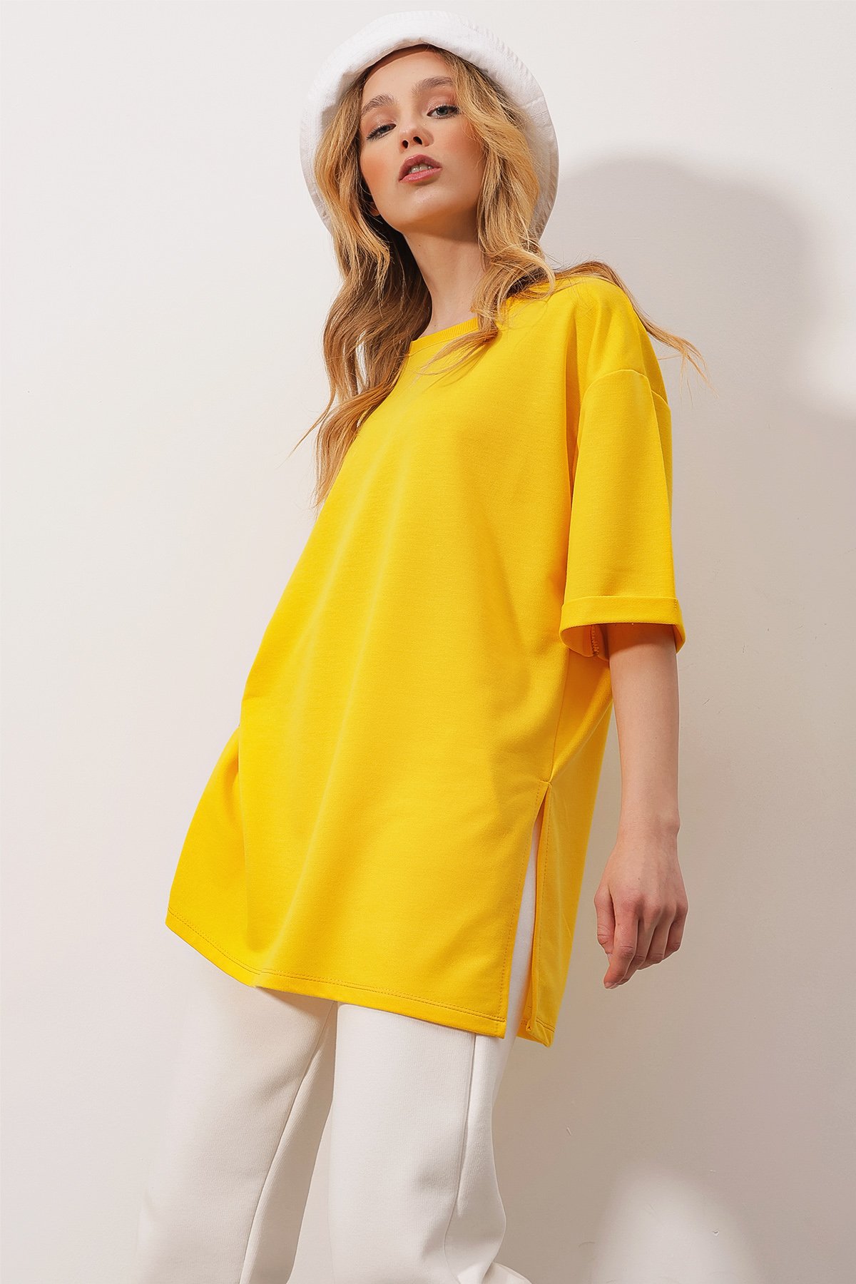 Bisiklet Yaka Duble Kol İki İplik Yanı Yırtmaçlı Oversize T-Shirt - Sarı