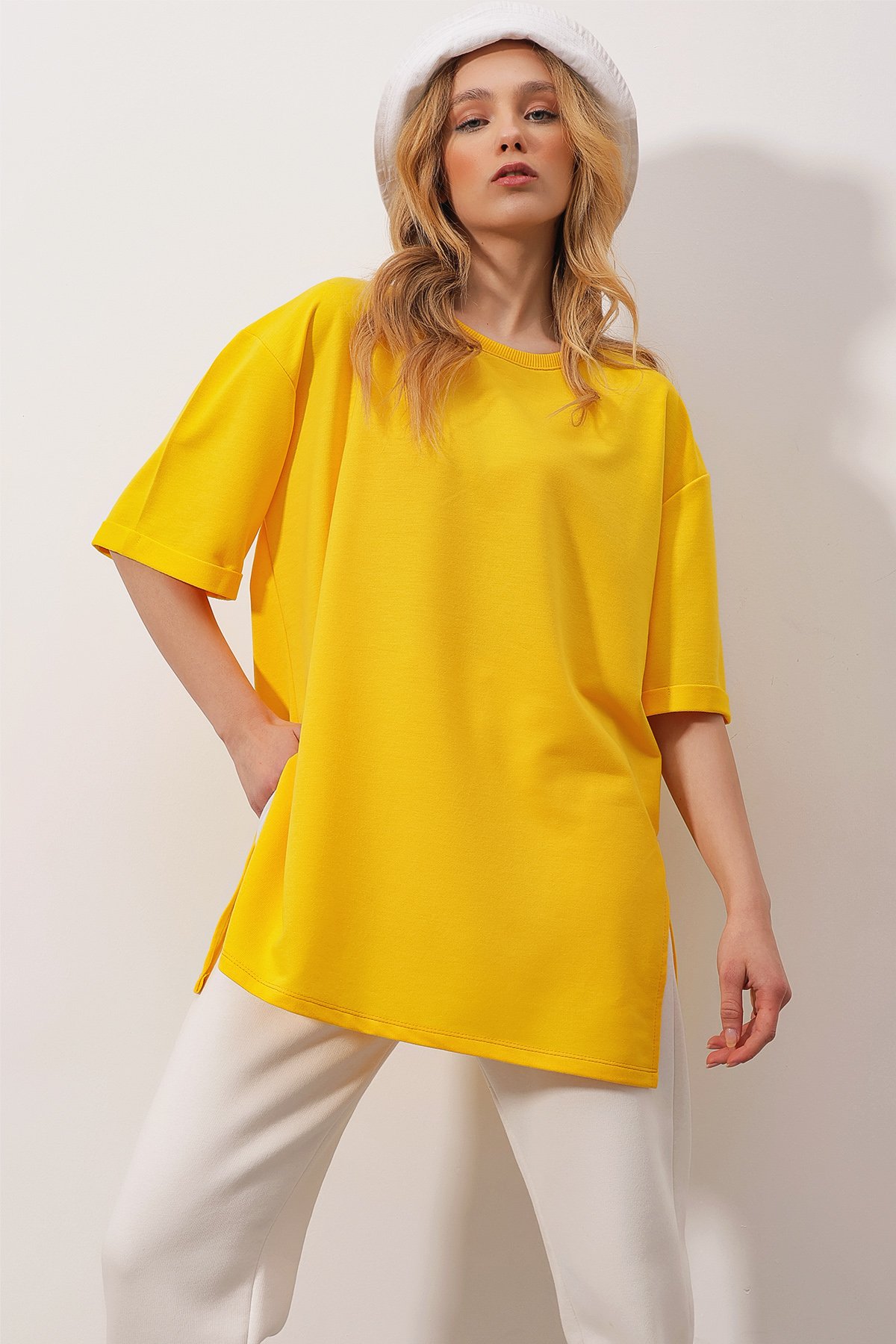 Bisiklet Yaka Duble Kol İki İplik Yanı Yırtmaçlı Oversize T-Shirt - Sarı