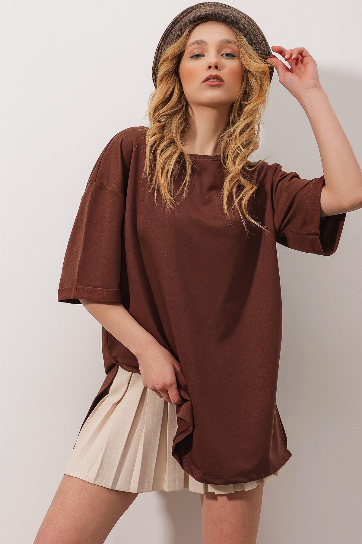 Bisiklet Yaka Duble Kol İki İplik Yanı Yırtmaçlı Oversize T-Shirt - Kahverengi