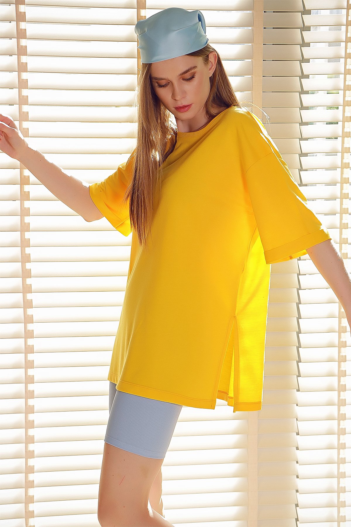 Bisiklet Yaka Duble Kol İki İplik Yanı Yırtmaçlı Oversize T-Shirt - Sarı