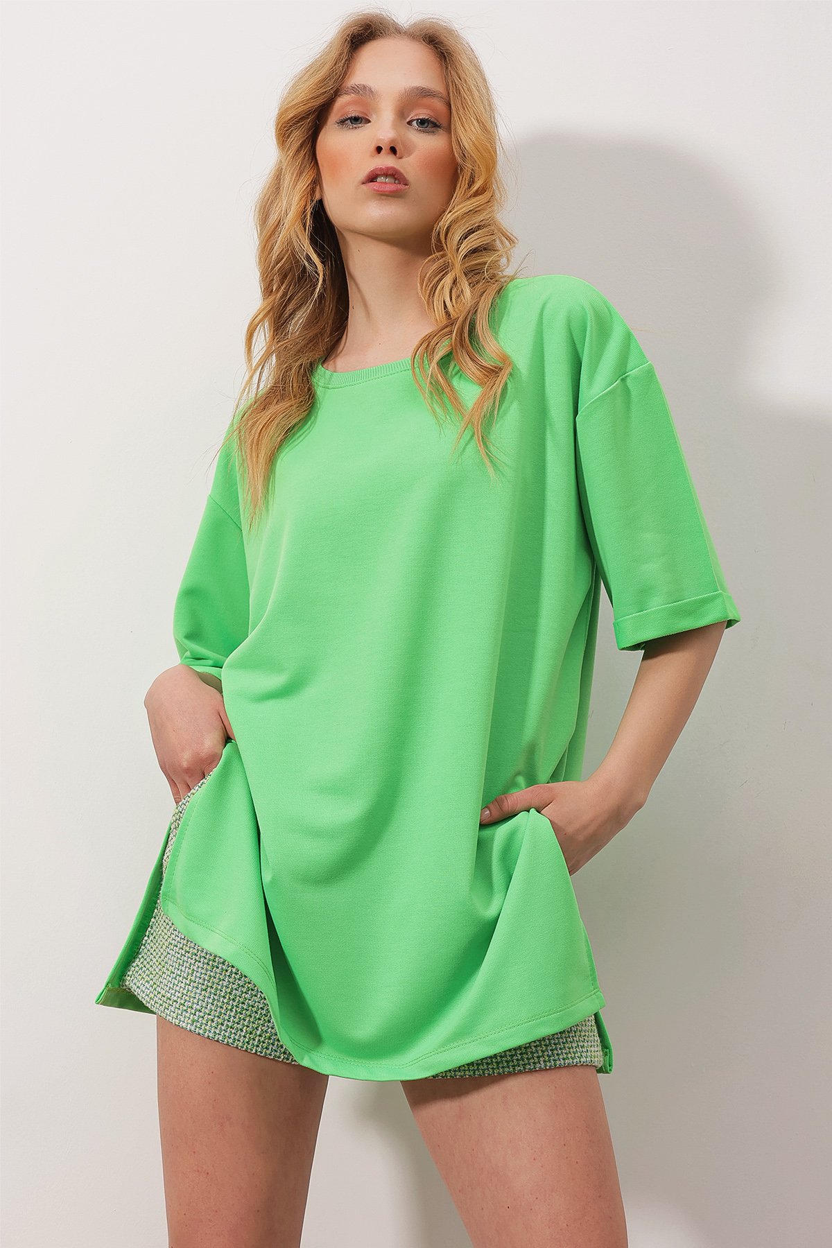 Bisiklet Yaka Duble Kol İki İplik Yanı Yırtmaçlı Oversize T-Shirt - Neon Yeşili