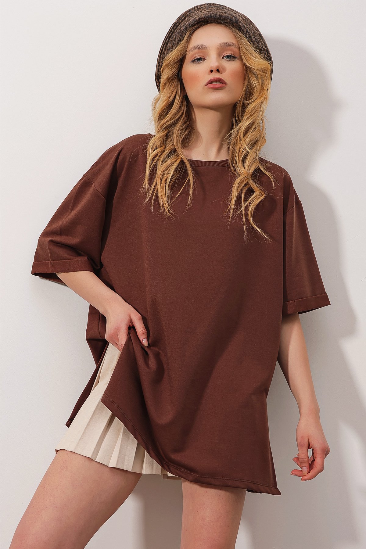 Bisiklet Yaka Duble Kol İki İplik Yanı Yırtmaçlı Oversize T-Shirt - Kahverengi