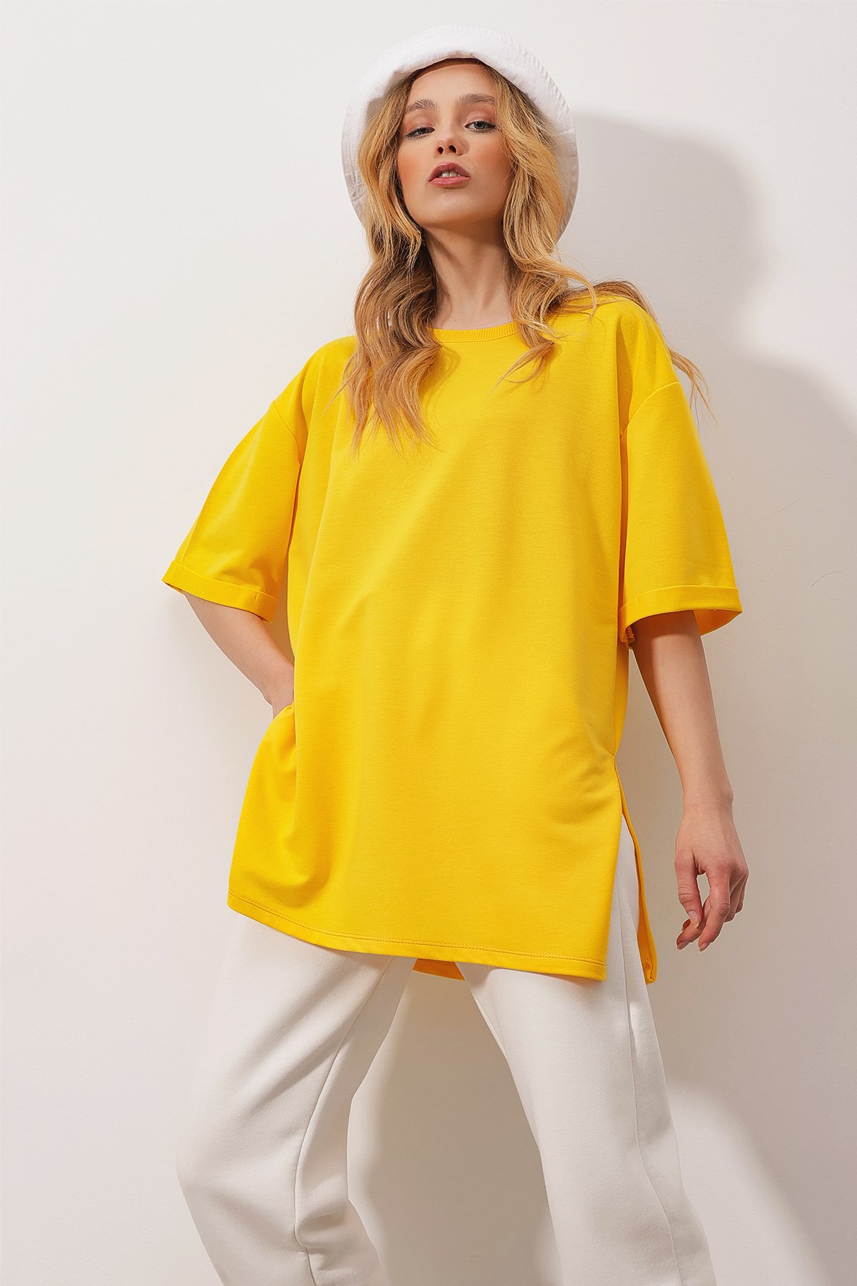 Bisiklet Yaka Duble Kol İki İplik Yanı Yırtmaçlı Oversize T-Shirt - Sarı