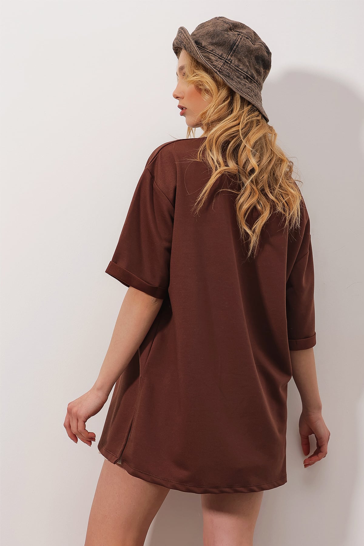 Bisiklet Yaka Duble Kol İki İplik Yanı Yırtmaçlı Oversize T-Shirt - Kahverengi