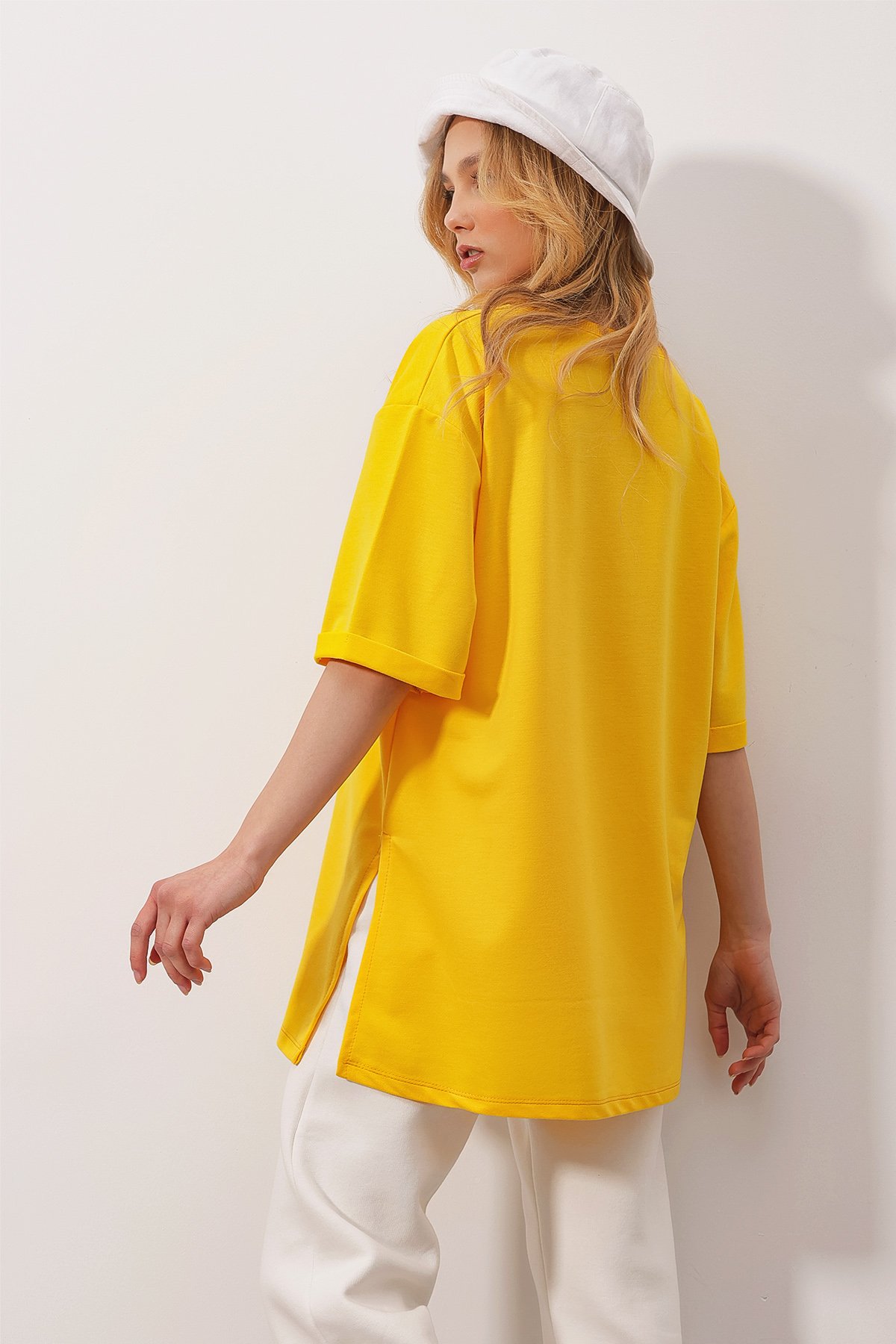 Bisiklet Yaka Duble Kol İki İplik Yanı Yırtmaçlı Oversize T-Shirt - Sarı