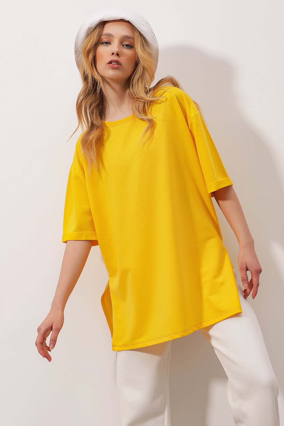 Bisiklet Yaka Duble Kol İki İplik Yanı Yırtmaçlı Oversize T-Shirt - Sarı