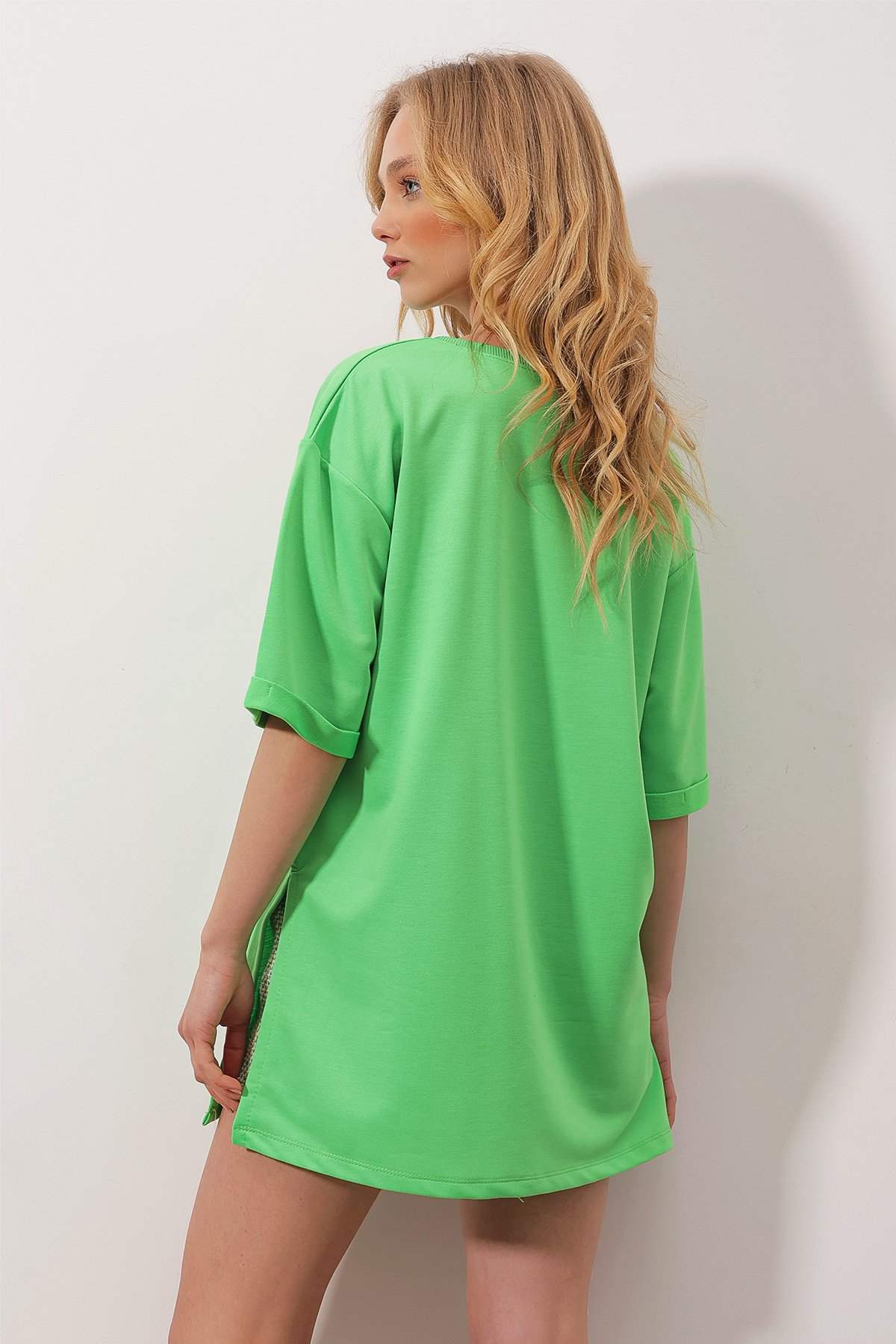 Bisiklet Yaka Duble Kol İki İplik Yanı Yırtmaçlı Oversize T-Shirt - Neon Yeşili