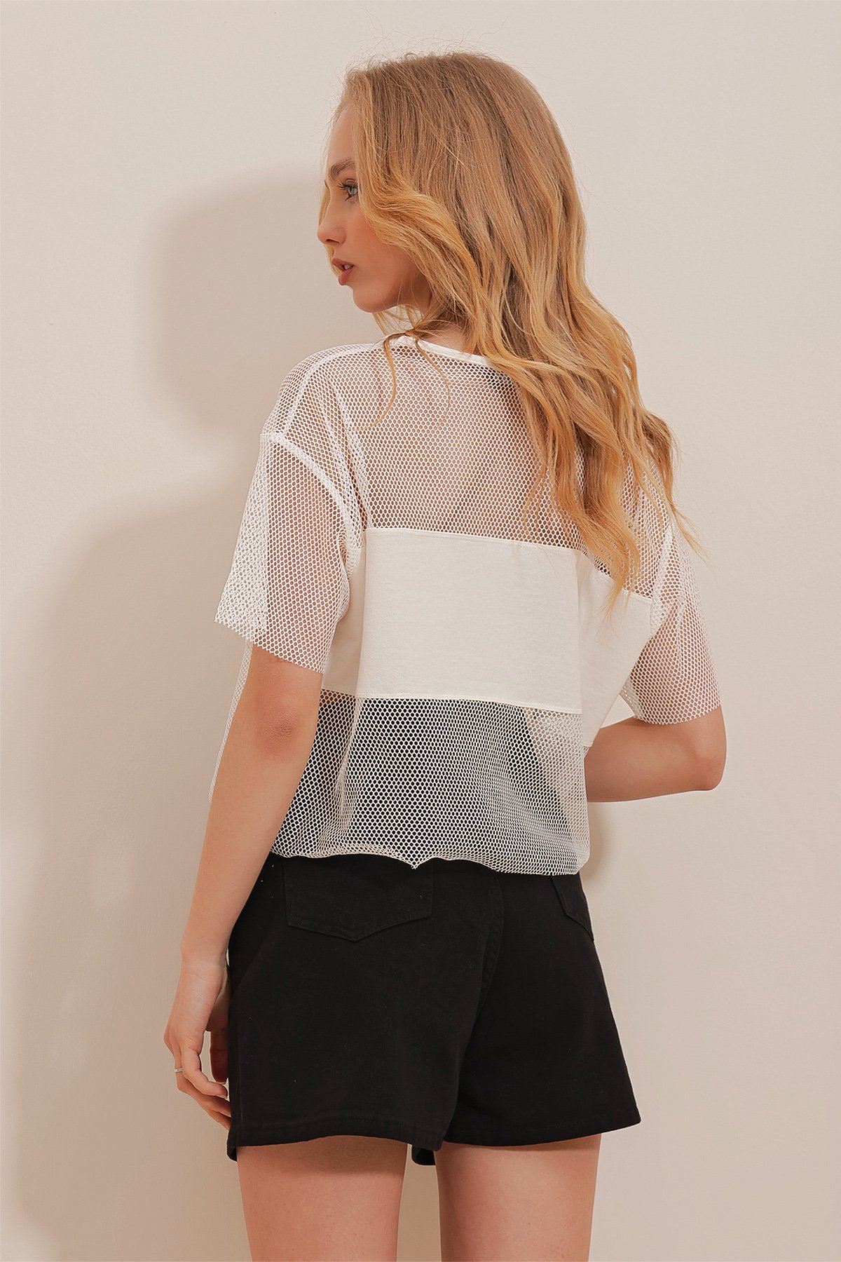 Bisiklet Yaka Fileli Yazı Baskılı Crop T-Shirt - BEYAZ