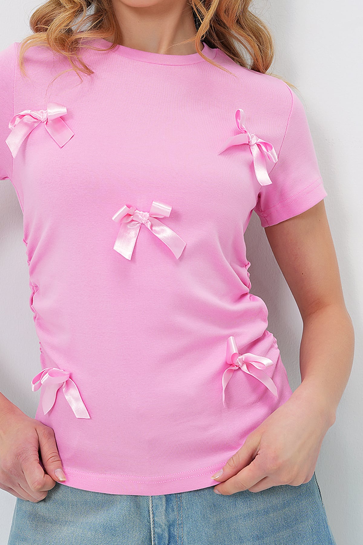 BİSİKLET YAKA FİYONK İŞLEMELİ DRAPELİ BLUZ - PEMBE