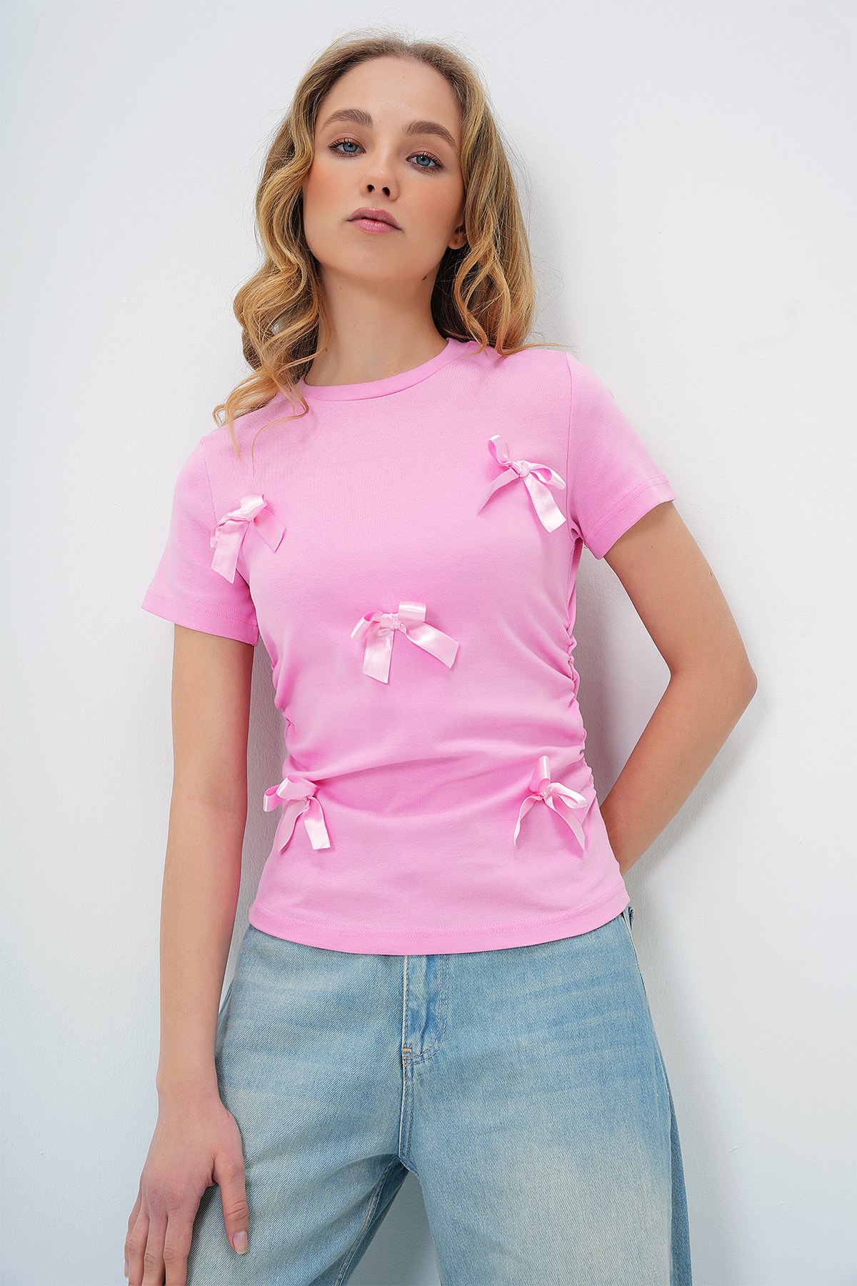 BİSİKLET YAKA FİYONK İŞLEMELİ DRAPELİ BLUZ - PEMBE