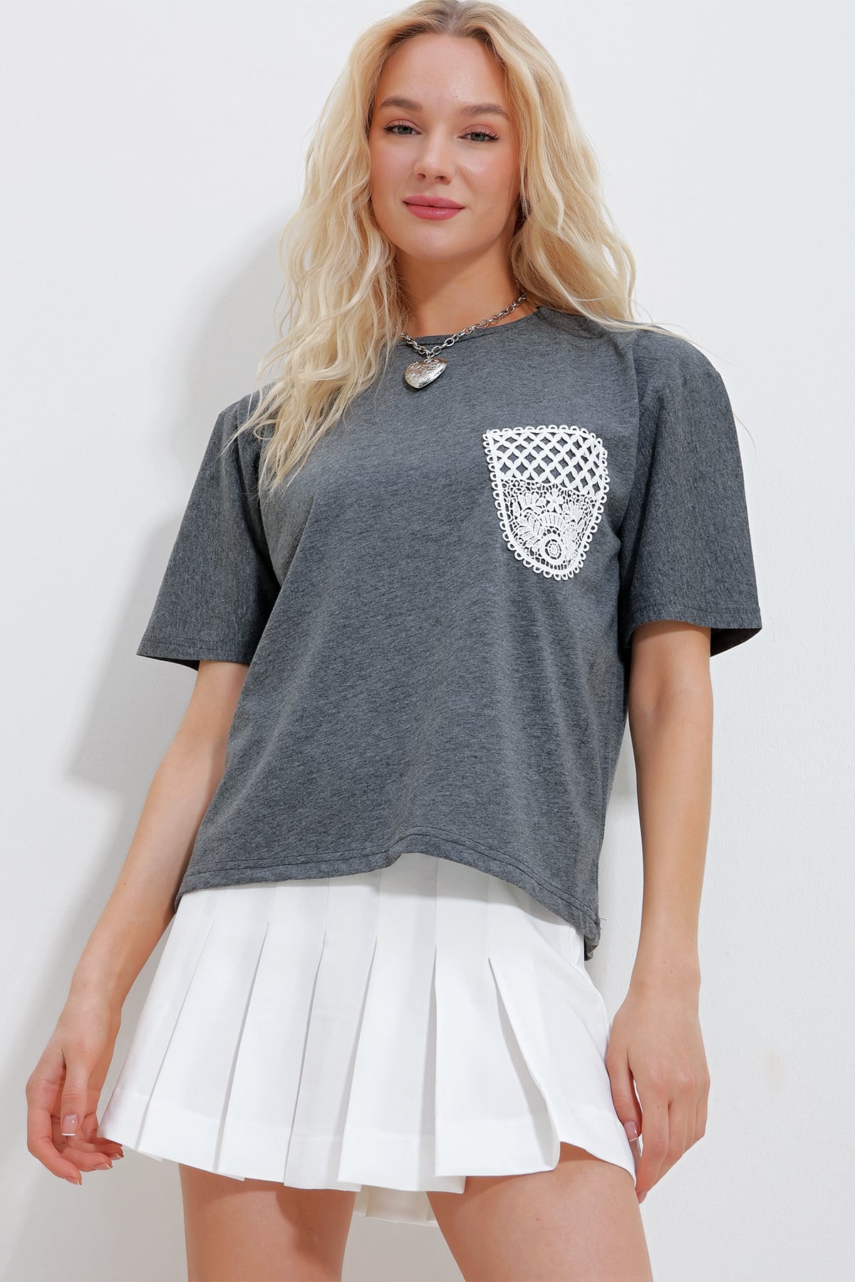 Bisiklet Yaka Güpür Cepli T-Shirt - Antrasit
