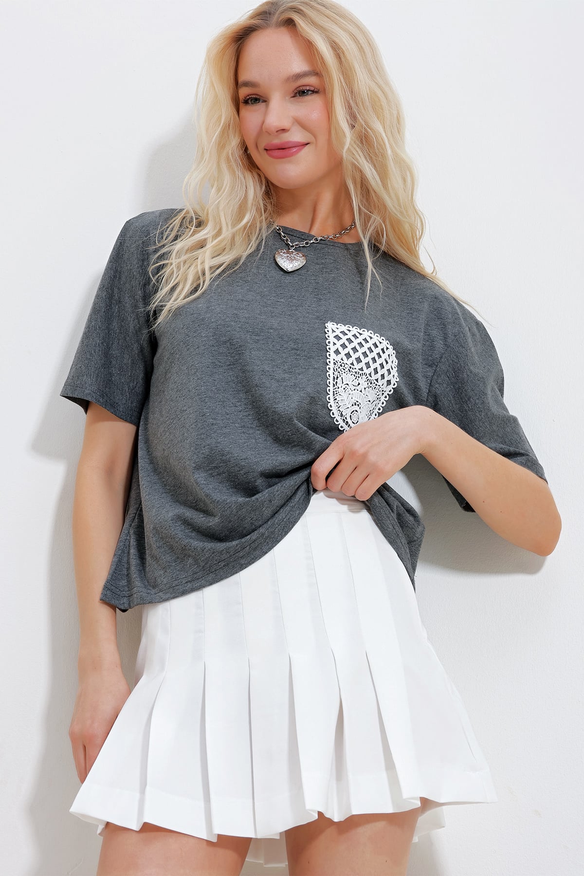 Bisiklet Yaka Güpür Cepli T-Shirt - Antrasit