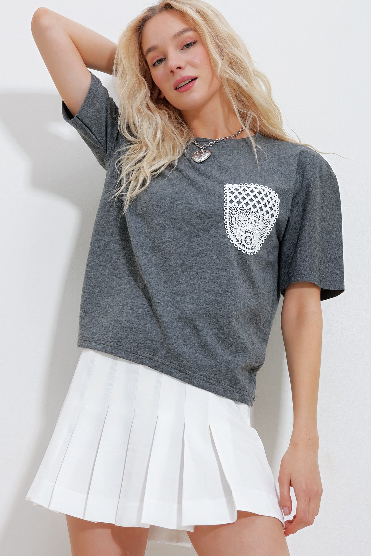Bisiklet Yaka Güpür Cepli T-Shirt - Antrasit