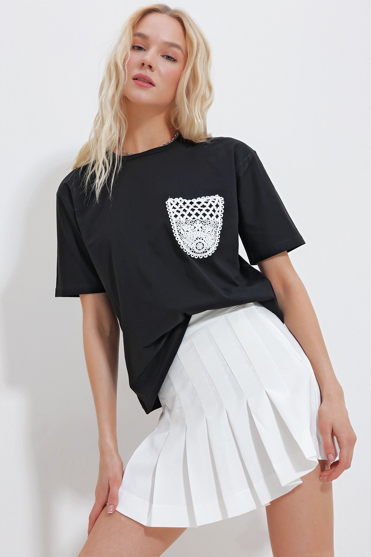 Bisiklet Yaka Güpür Cepli T-Shirt - SİYAH
