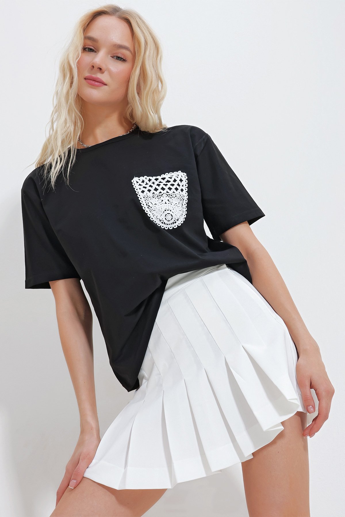 Bisiklet Yaka Güpür Cepli T-Shirt - SİYAH