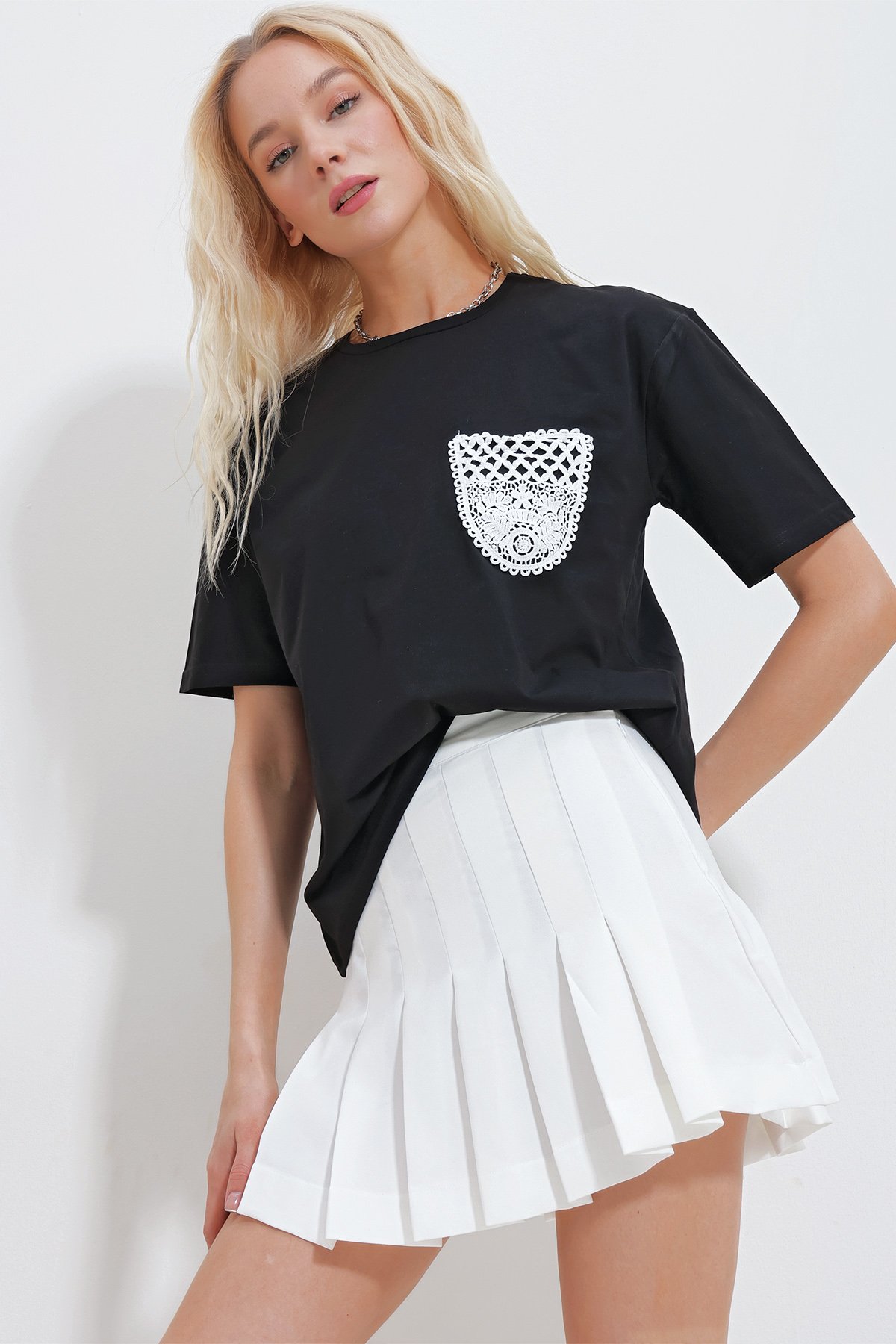 Bisiklet Yaka Güpür Cepli T-Shirt - SİYAH
