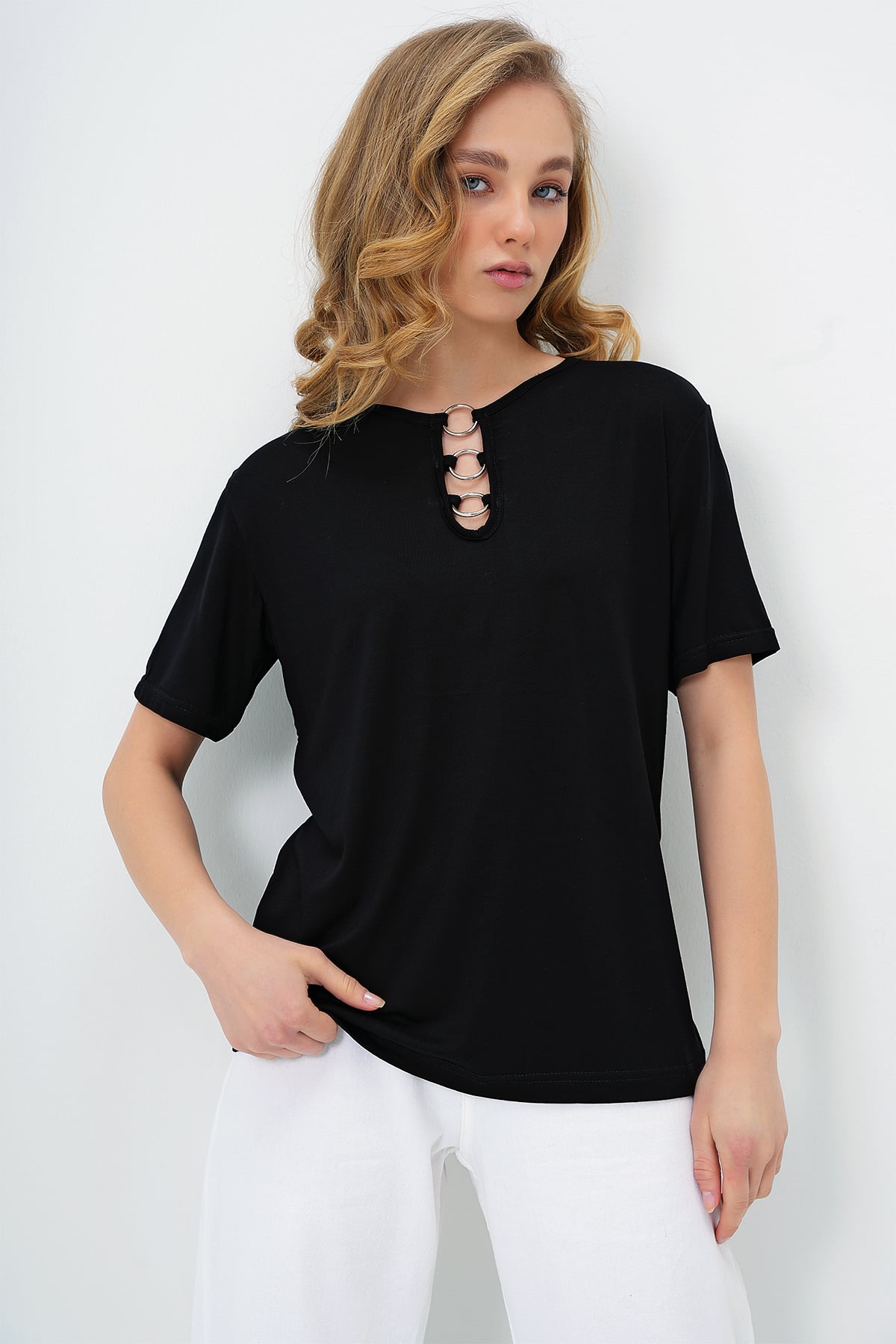 BİSİKLET YAKA HALKA DETAYLI KISA KOL BASİC T-SHIRT - SİYAH