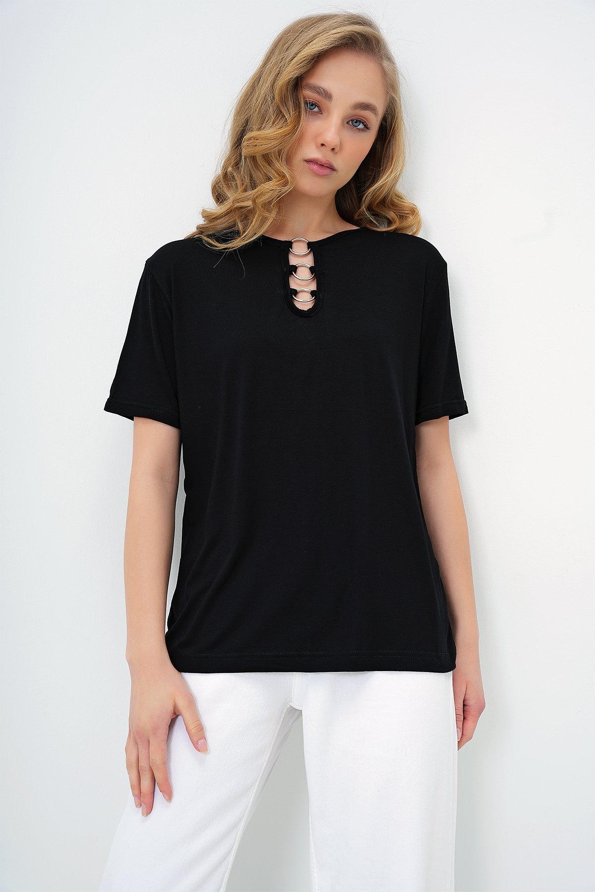 BİSİKLET YAKA HALKA DETAYLI KISA KOL BASİC T-SHIRT - SİYAH