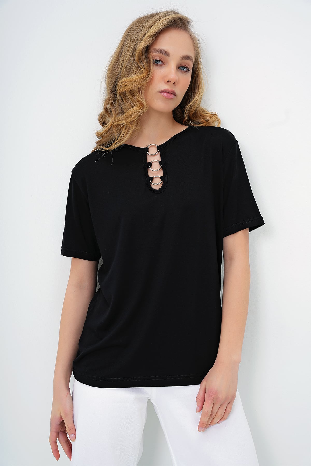 BİSİKLET YAKA HALKA DETAYLI KISA KOL BASİC T-SHIRT - SİYAH