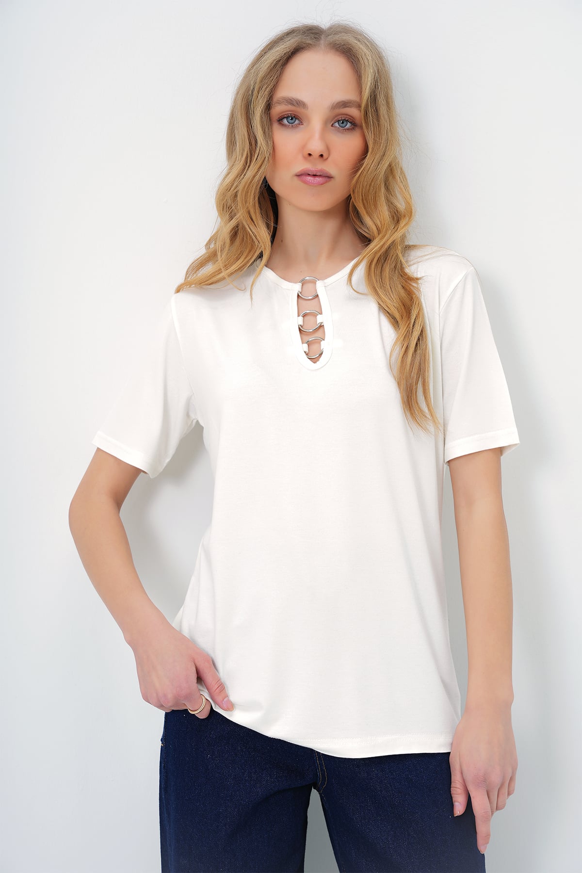 BİSİKLET YAKA HALKA DETAYLI KISA KOL BASİC T-SHIRT - EKRU