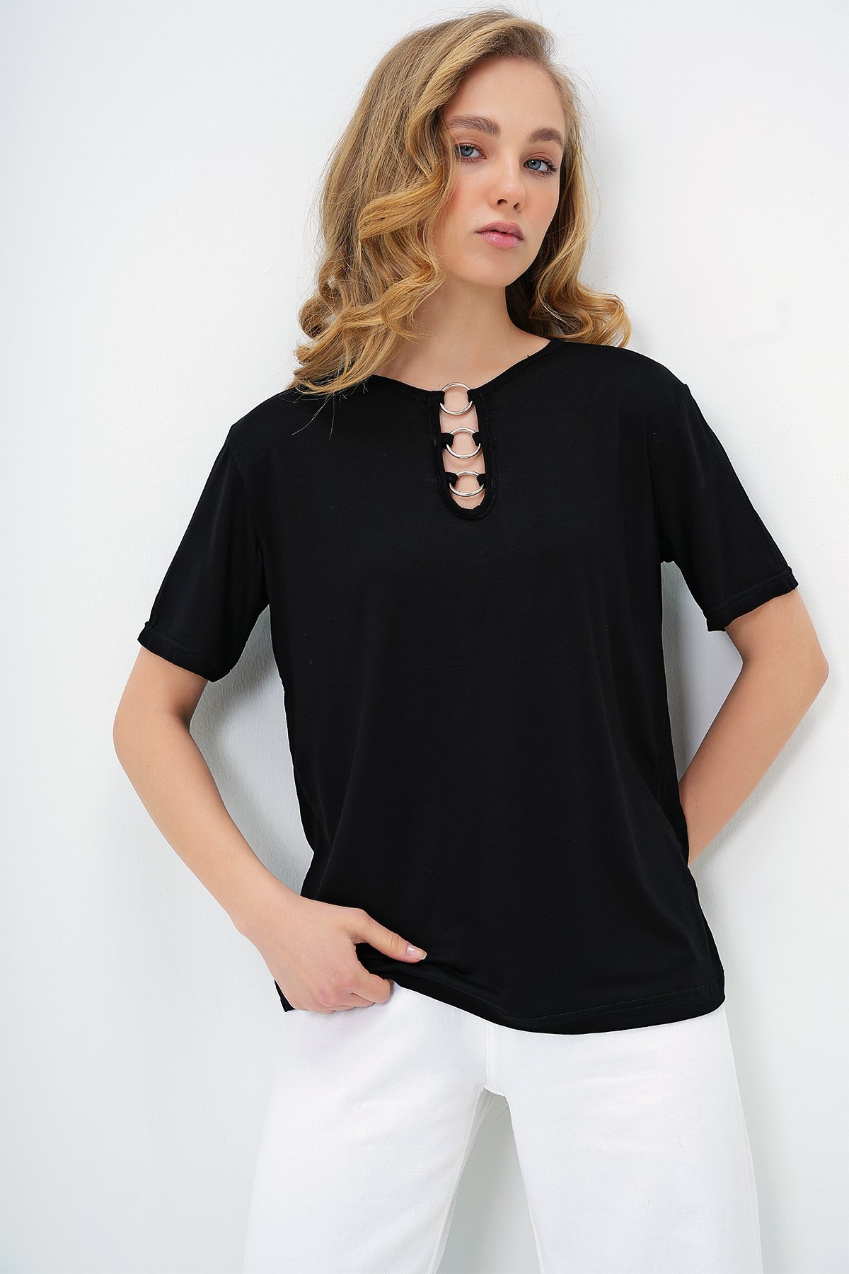 BİSİKLET YAKA HALKA DETAYLI KISA KOL BASİC T-SHIRT - SİYAH