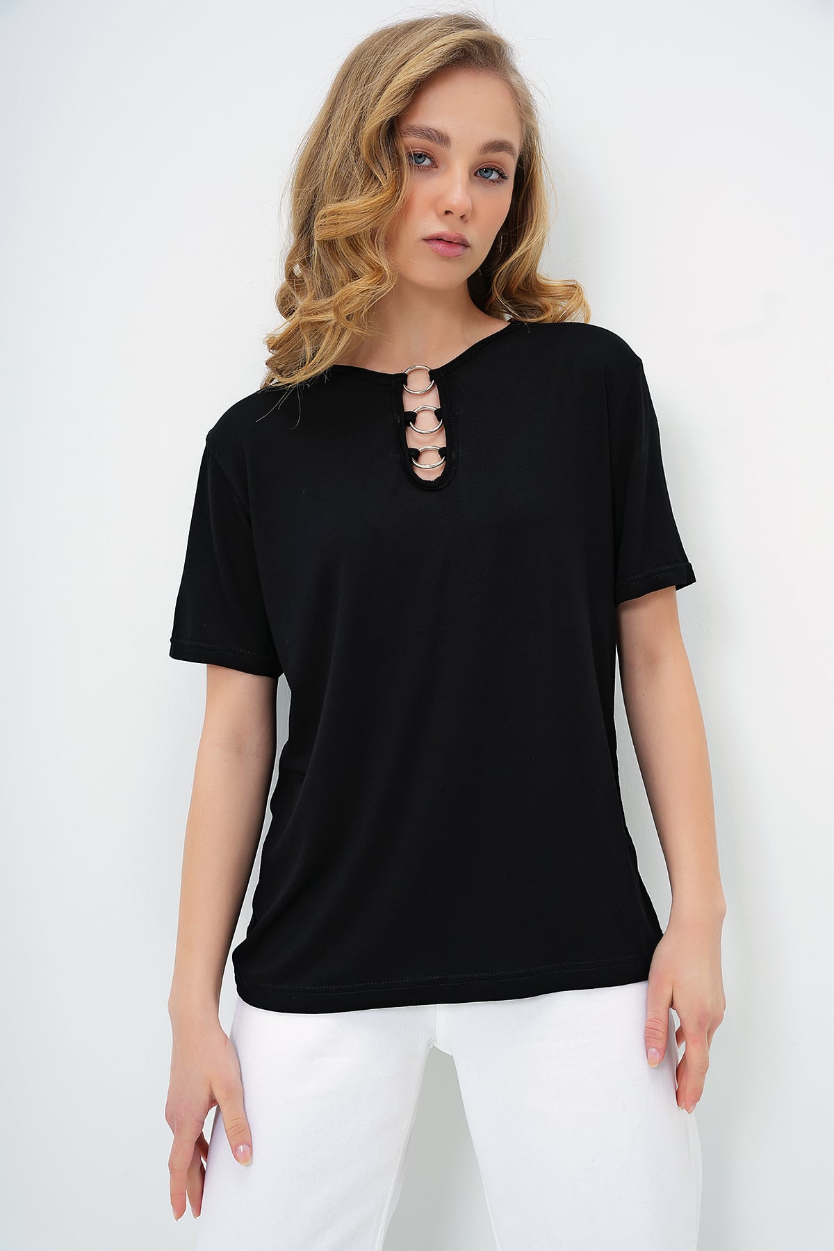BİSİKLET YAKA HALKA DETAYLI KISA KOL BASİC T-SHIRT - SİYAH