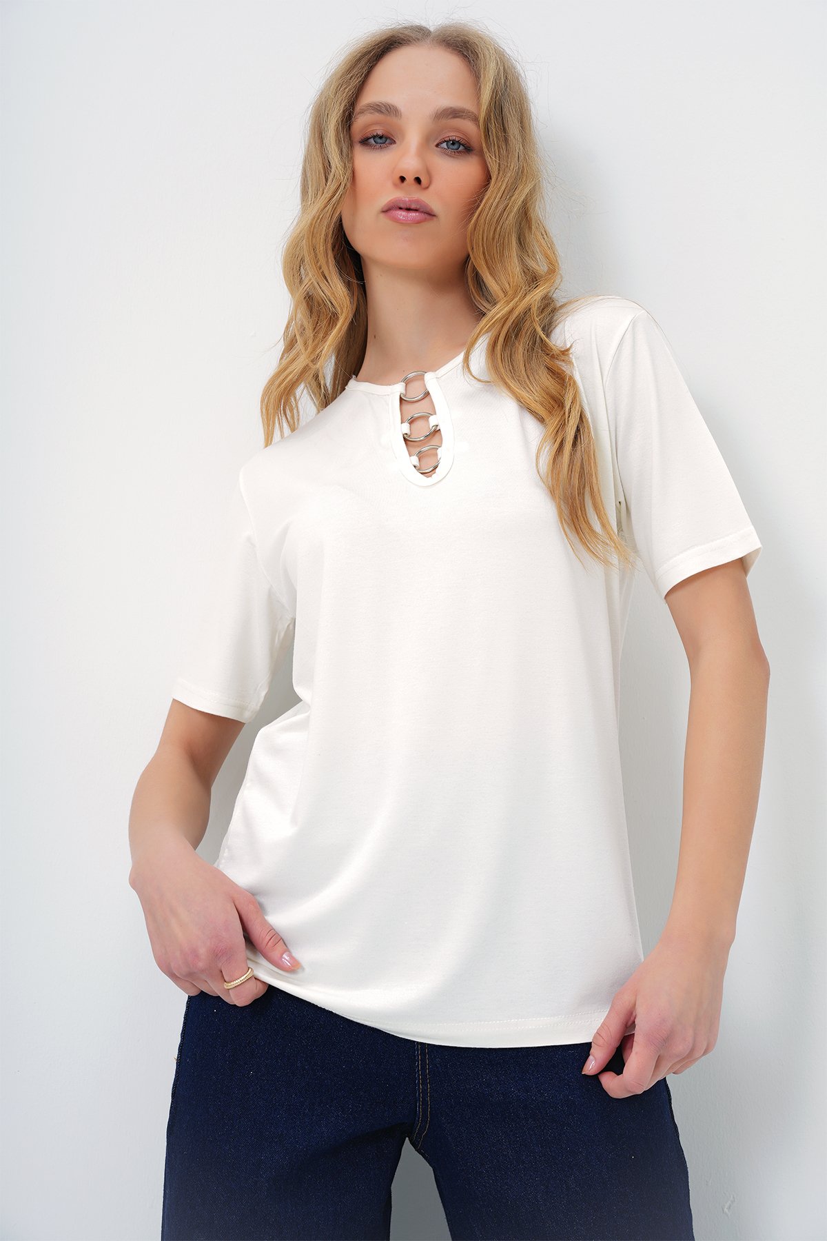 BİSİKLET YAKA HALKA DETAYLI KISA KOL BASİC T-SHIRT - EKRU