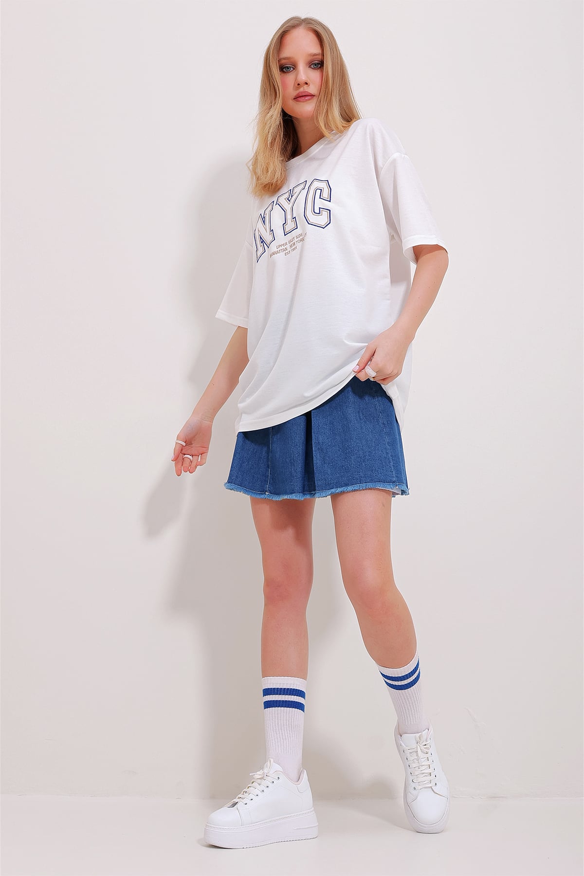Bisiklet Yaka İki İplik Nakışlı Oversize Unisex T-Shirt - Beyaz