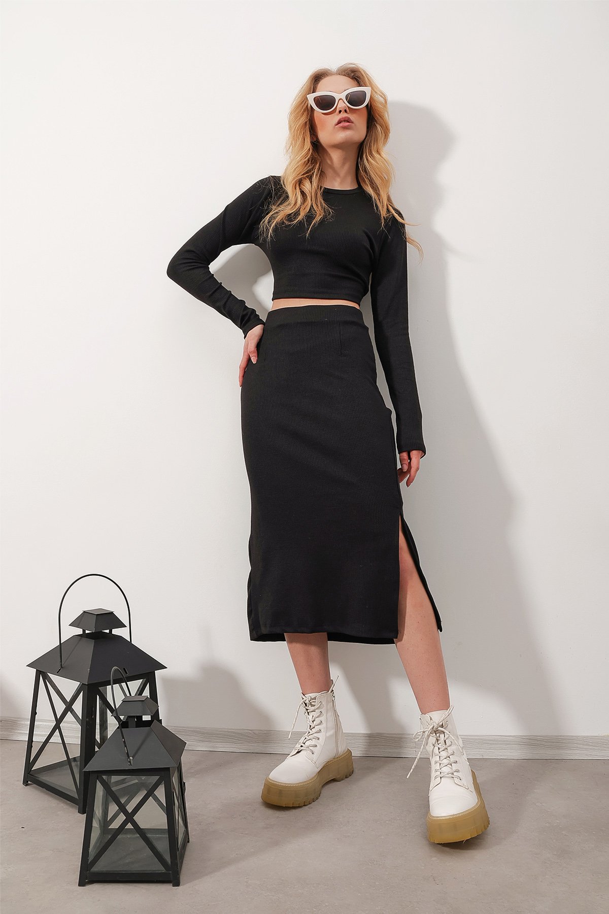 Bisiklet Yaka İnce Fitilli Crop Bluz Ve Midiboy Yırtmaçlı Etek Alt Üst Takım - Siyah