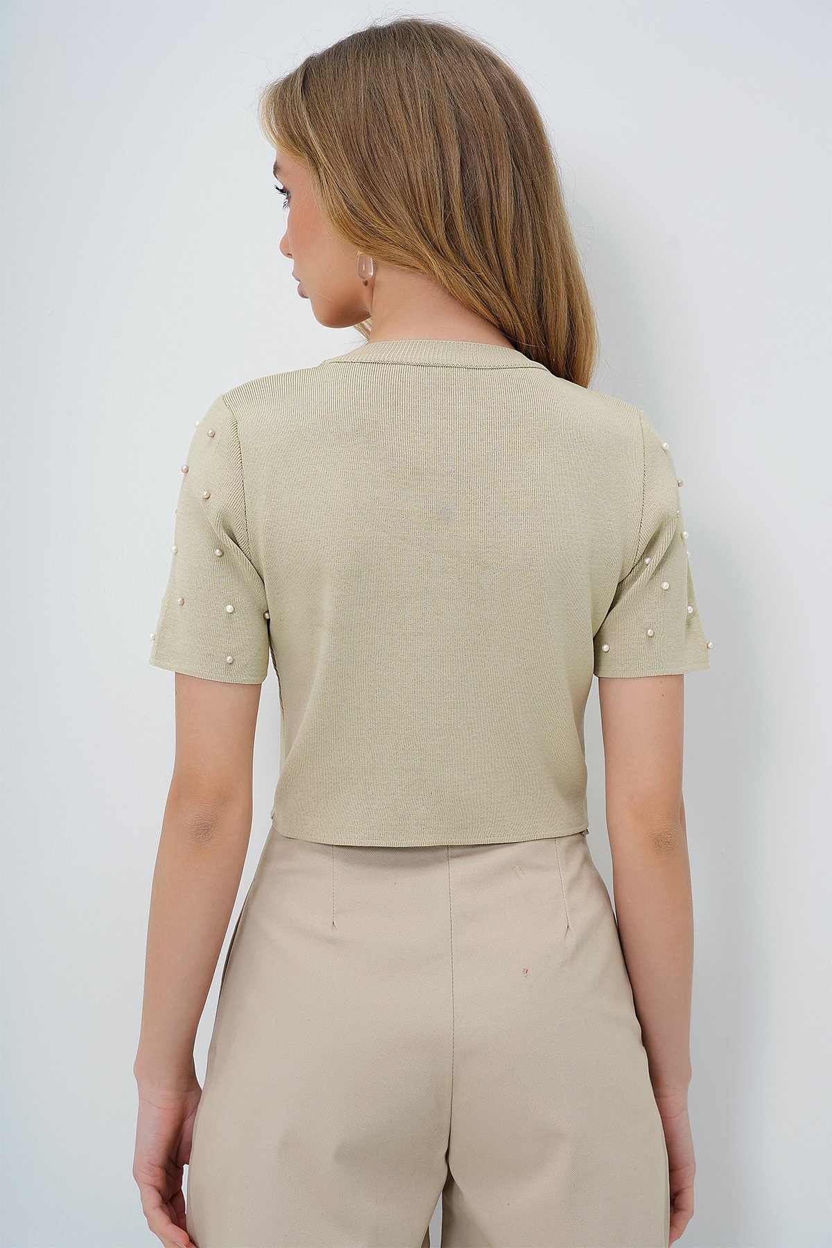 BİSİKLET YAKA İNCİ ÇAKIMLI  TRİKO CROP BLUZ - bej