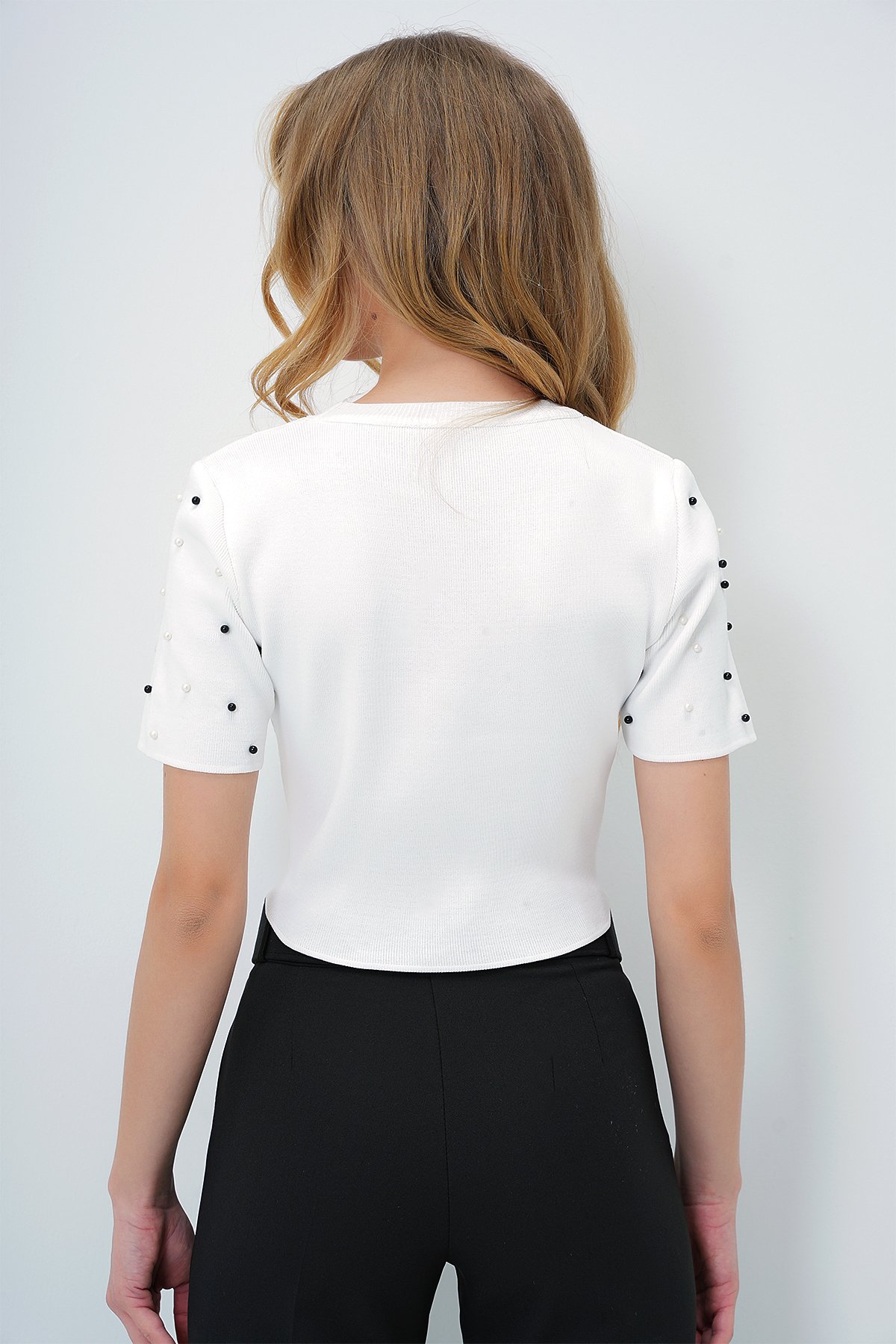 BİSİKLET YAKA İNCİ ÇAKIMLI  TRİKO CROP BLUZ - BEYAZ