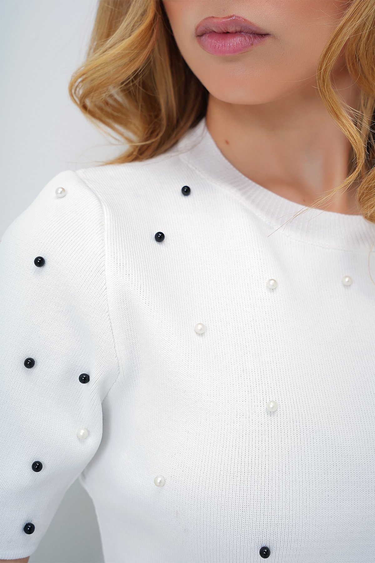 BİSİKLET YAKA İNCİ ÇAKIMLI  TRİKO CROP BLUZ - BEYAZ
