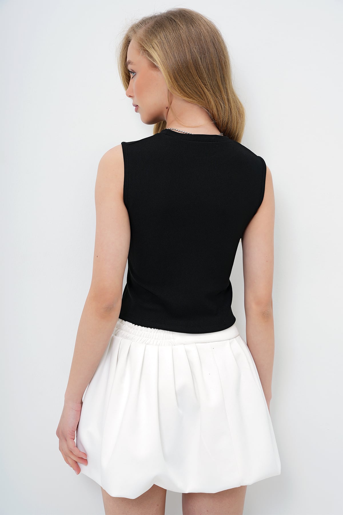 BİSİKLET YAKA İNCİ ÇAKIMLI YAZLIK CROP BLUZ - SİYAH