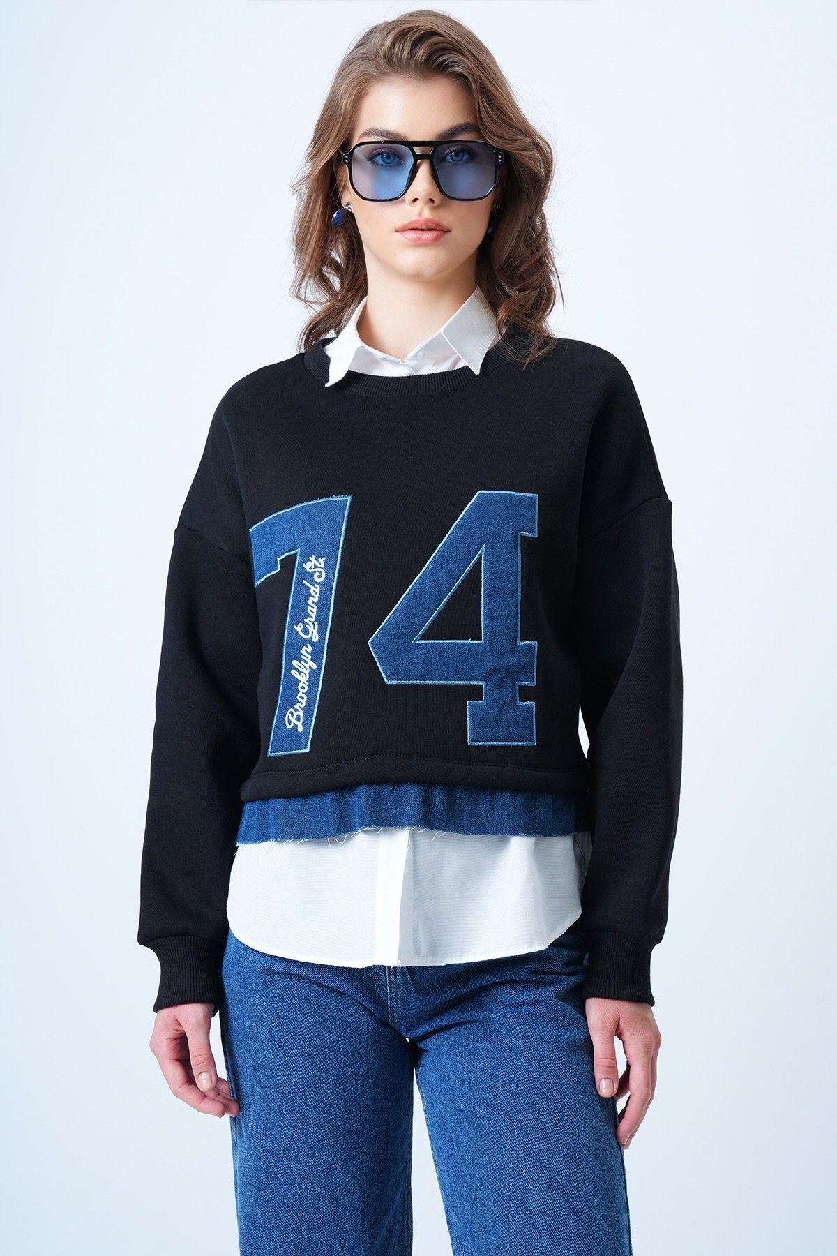 Bisiklet Yaka Jean Garneli ve Nakışlı Şardonlu Tasarım Sweatshirt - SİYAH