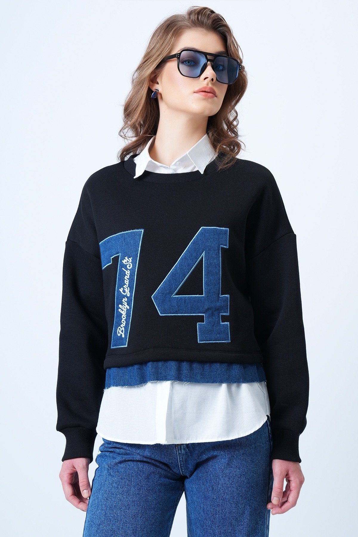 Bisiklet Yaka Jean Garneli ve Nakışlı Şardonlu Tasarım Sweatshirt - SİYAH