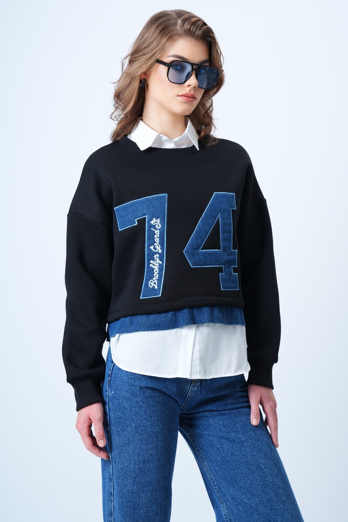 Bisiklet Yaka Jean Garneli ve Nakışlı Şardonlu Tasarım Sweatshirt - SİYAH