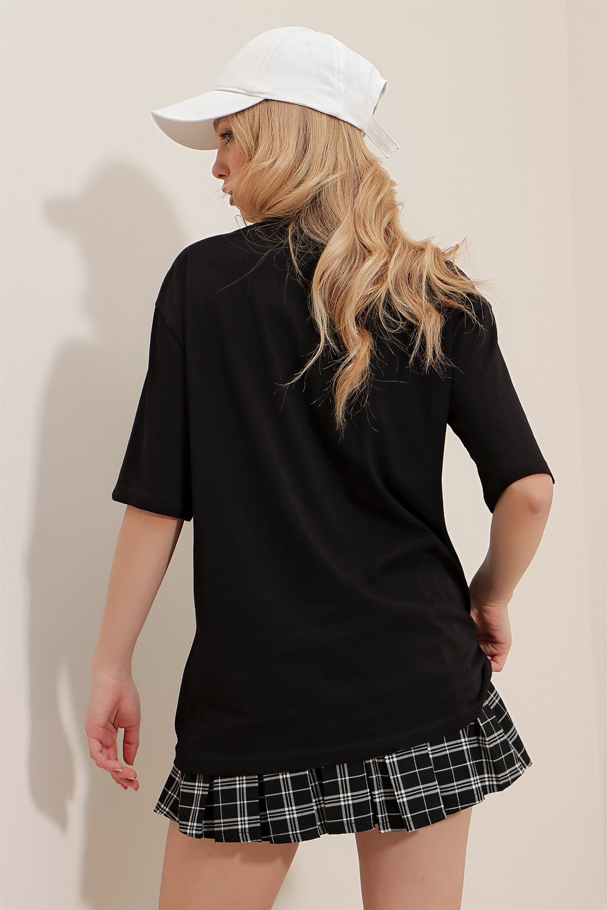 Bisiklet Yaka Kabartma Baskılı Oversize T-Shirt - Siyah