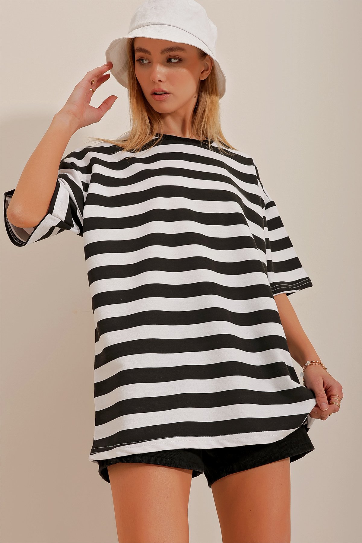 Bisiklet Yaka Kalın Çizgili Oversize T-Shirt - Siyah
