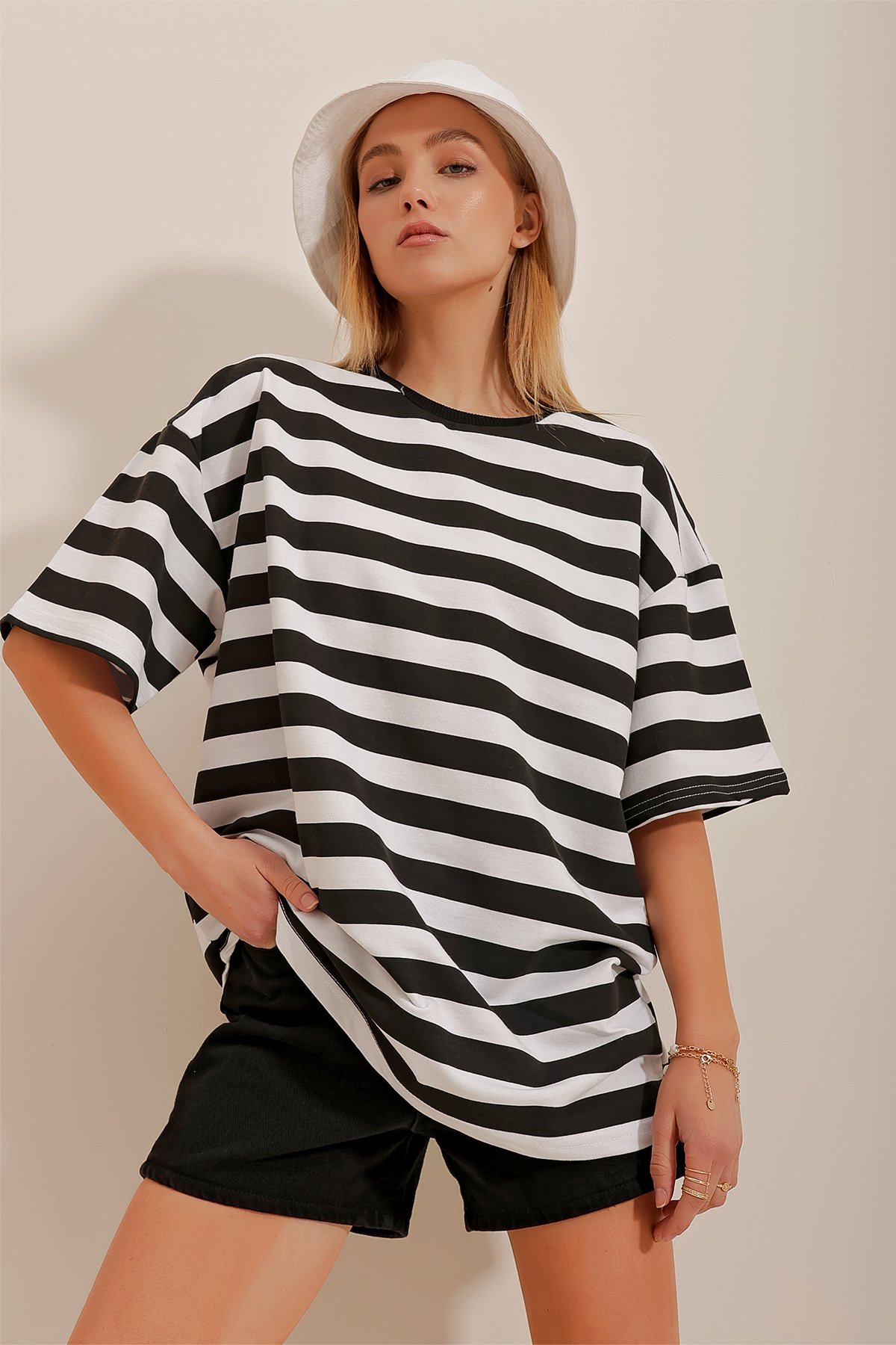 Bisiklet Yaka Kalın Çizgili Oversize T-Shirt - Siyah