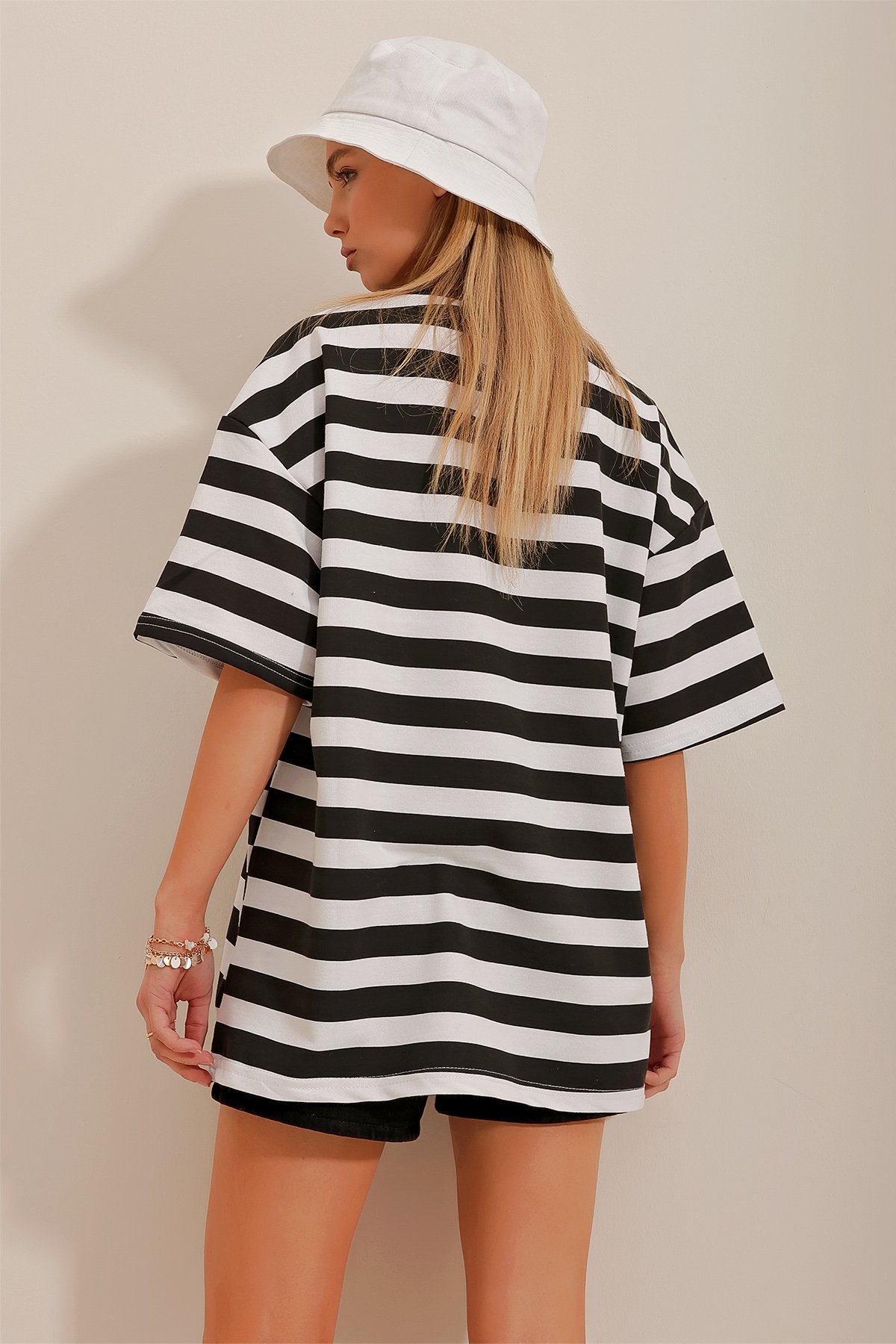 Bisiklet Yaka Kalın Çizgili Oversize T-Shirt - Siyah