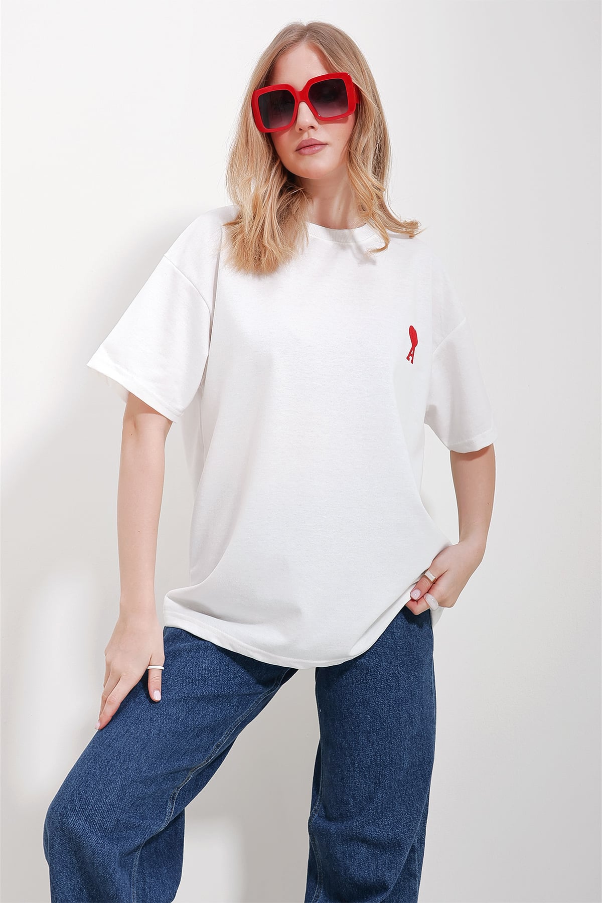Bisiklet Yaka Kalp A Nakışlı İki İplik Oversize T-Shirt - Beyaz