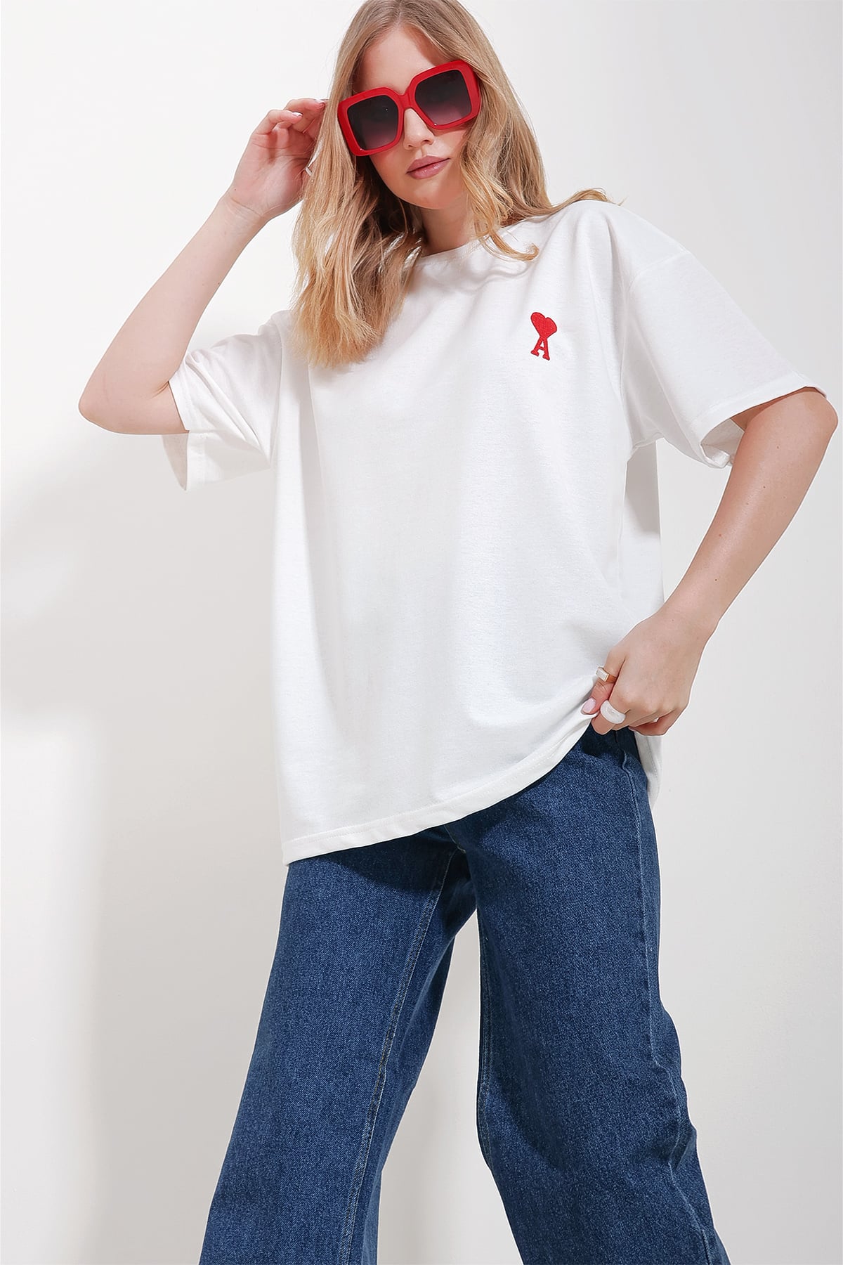 Bisiklet Yaka Kalp A Nakışlı İki İplik Oversize T-Shirt - Beyaz