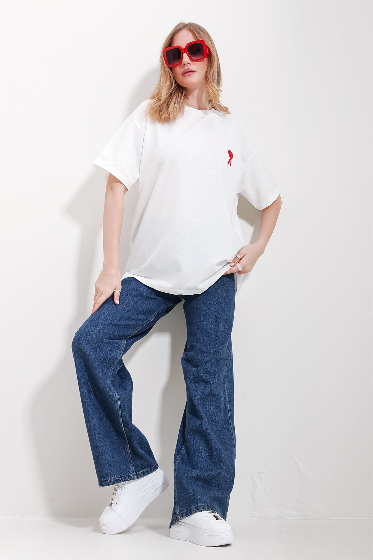 Bisiklet Yaka Kalp A Nakışlı İki İplik Oversize T-Shirt - Beyaz
