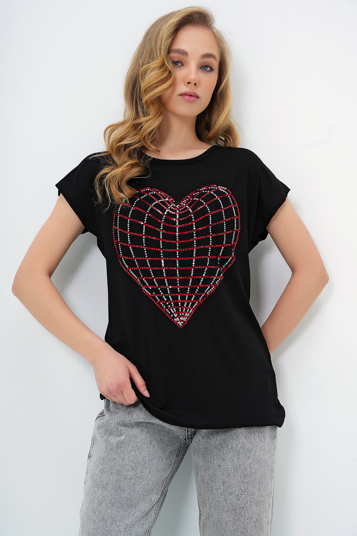 BİSİKLET YAKA KALP İŞLEMELİ SIFIR KOL T-SHIRT - SİYAH