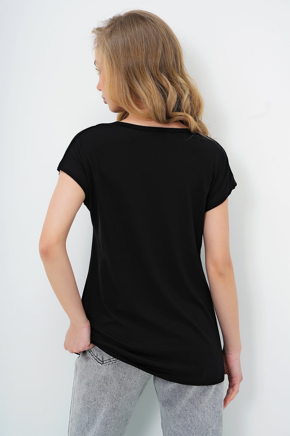 BİSİKLET YAKA KALP İŞLEMELİ SIFIR KOL T-SHIRT - SİYAH