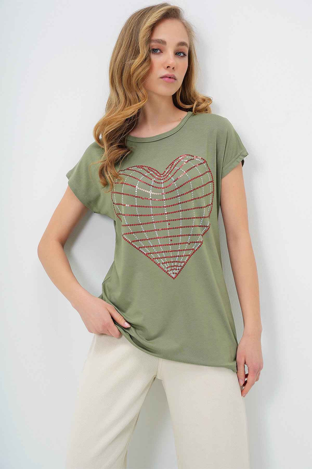 BİSİKLET YAKA KALP İŞLEMELİ SIFIR KOL T-SHIRT - HAKİ
