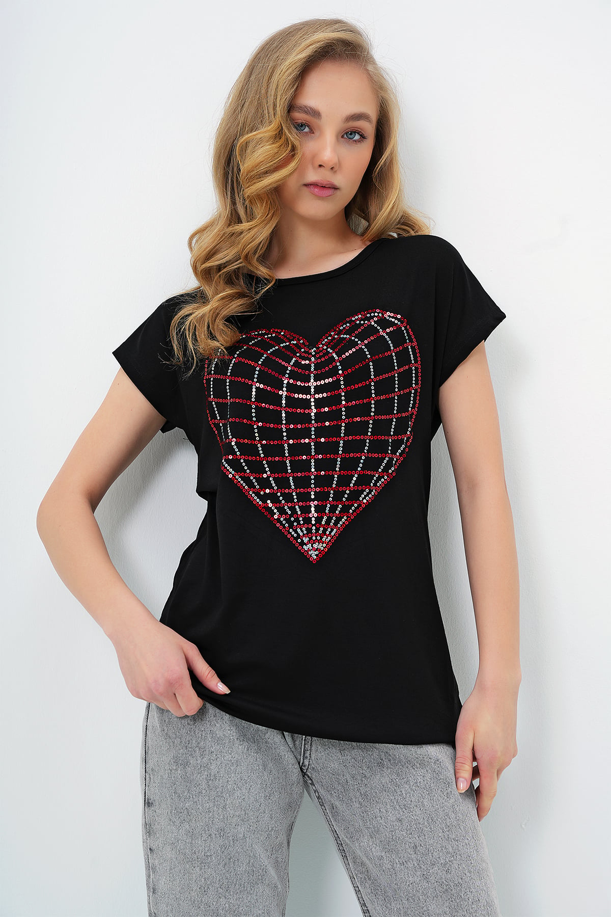 BİSİKLET YAKA KALP İŞLEMELİ SIFIR KOL T-SHIRT - SİYAH